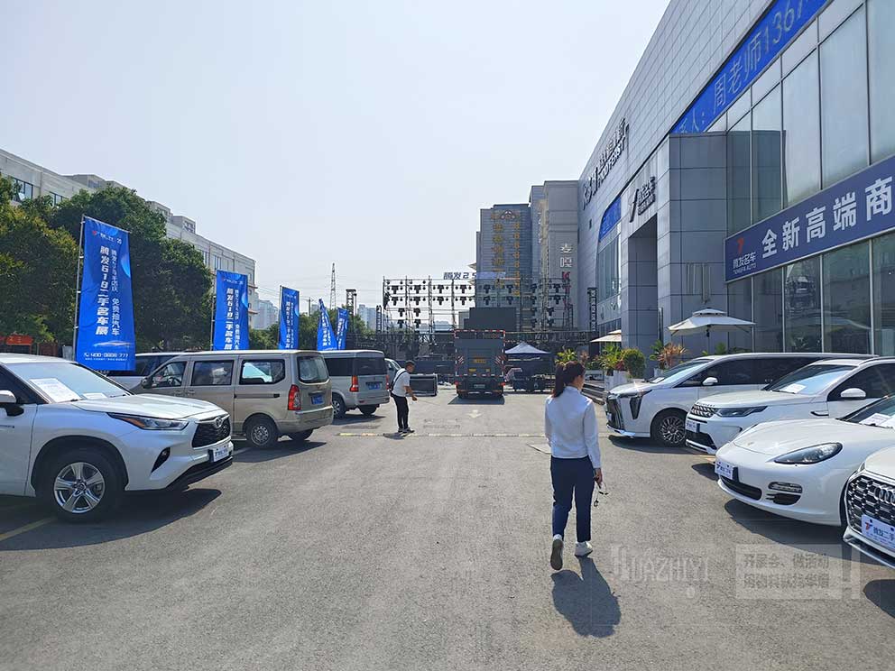 騰發二手車二十五周年慶現場的道旗出租由鄭州華熠廠家提供