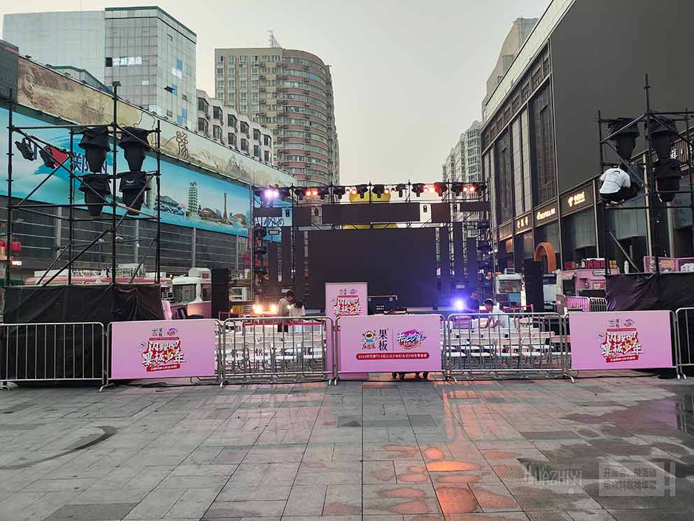 鄭州鐵馬護欄租賃廠家助力零食快閃活動，打造安全有序現場