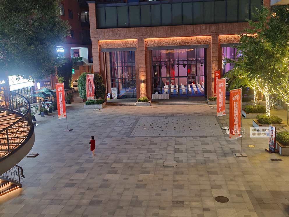 鄭州道旗出租在陽光下隨風飄動，宣傳效果良好