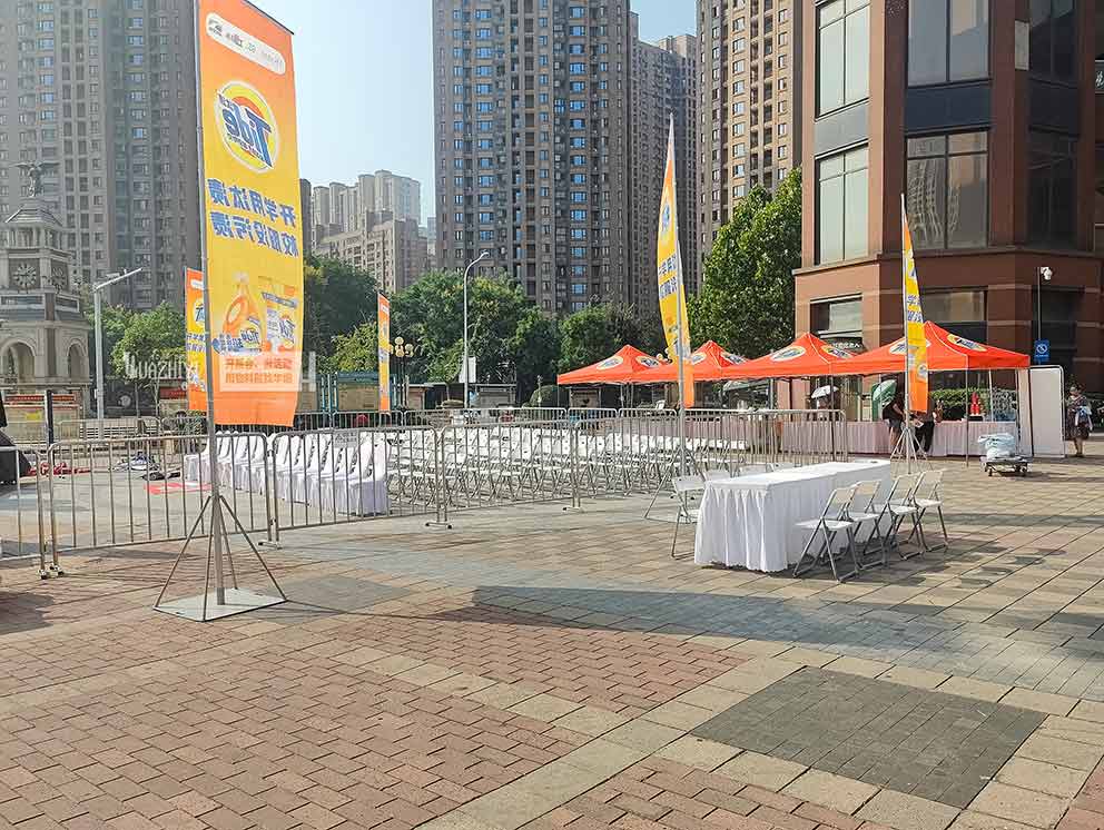 鄭州道旗出租在陽光下隨風飄動，宣傳效果良好