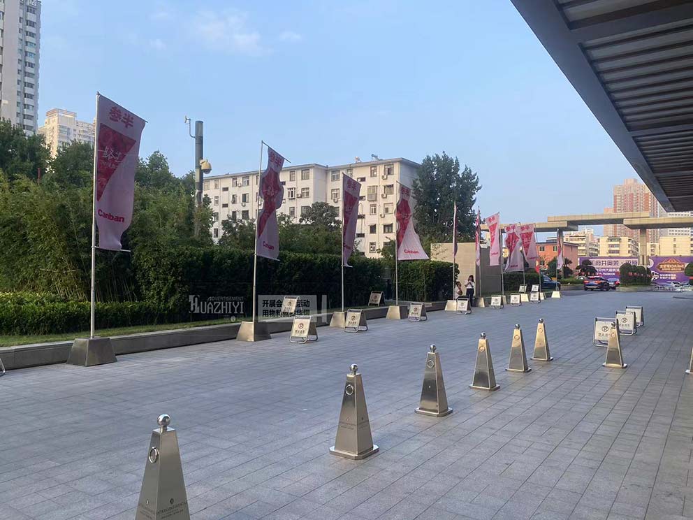 鄭州道旗出租提供布置洲際酒店參半會議不銹鋼底座道旗