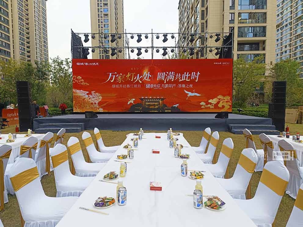 鄭州桌椅出租公司布置室外晚宴活動，金色腰封十分貴氣