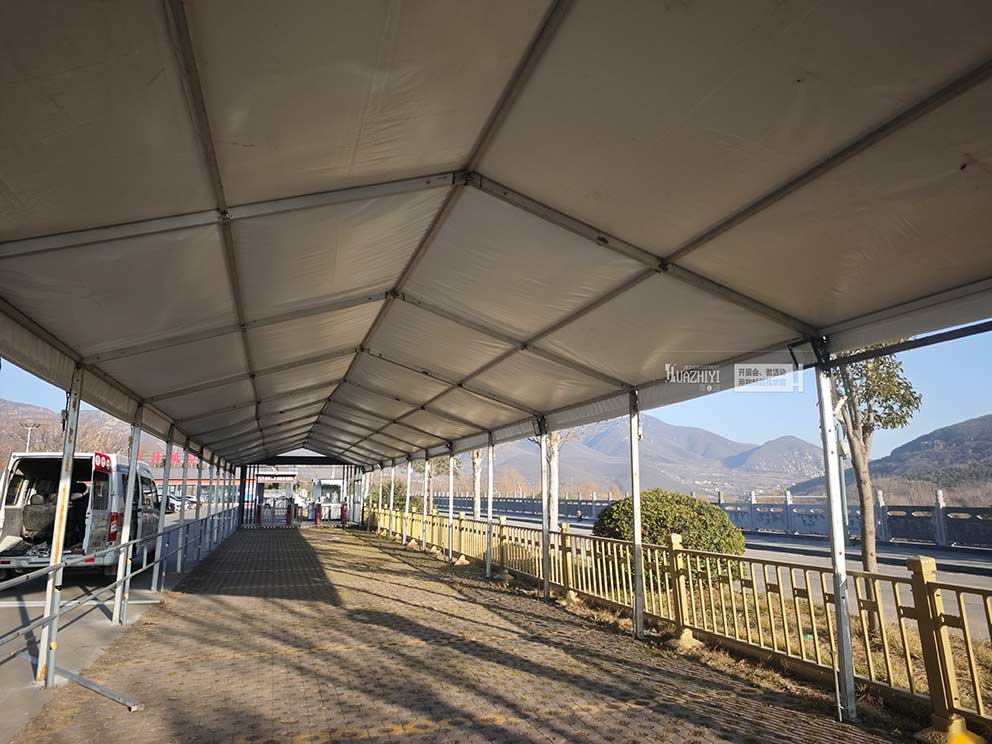 鄭州篷房租賃提前為景區入口搭建春節排隊安檢篷房