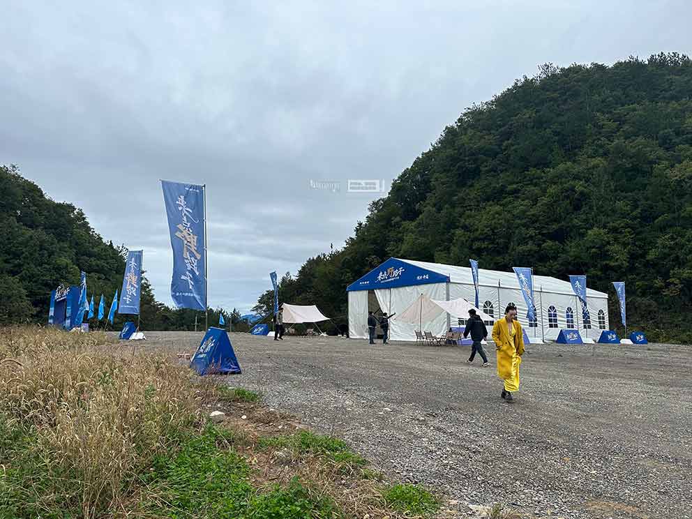 巴東北京越野試駕車友會(huì)，華熠篷房道旗租賃進(jìn)行布場