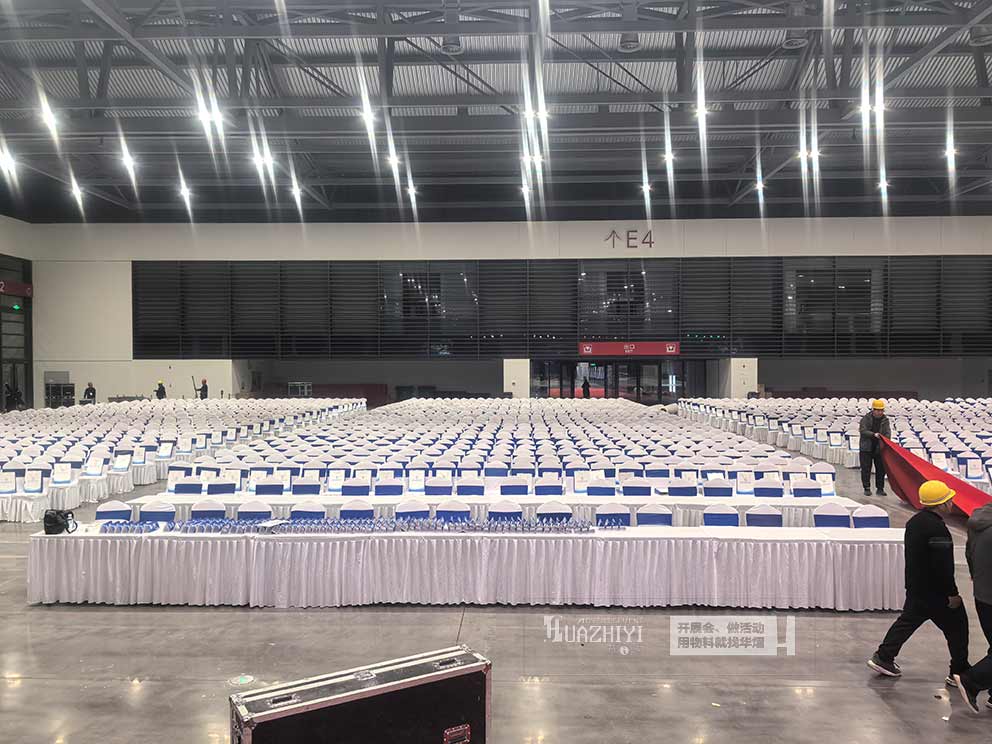 新會(huì)展中心2025表彰大會(huì)，華熠桌椅租賃進(jìn)行布場(chǎng)