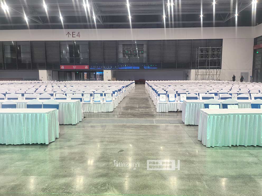 新會(huì)展中心2025表彰大會(huì)，華熠桌椅租賃進(jìn)行布場(chǎng)